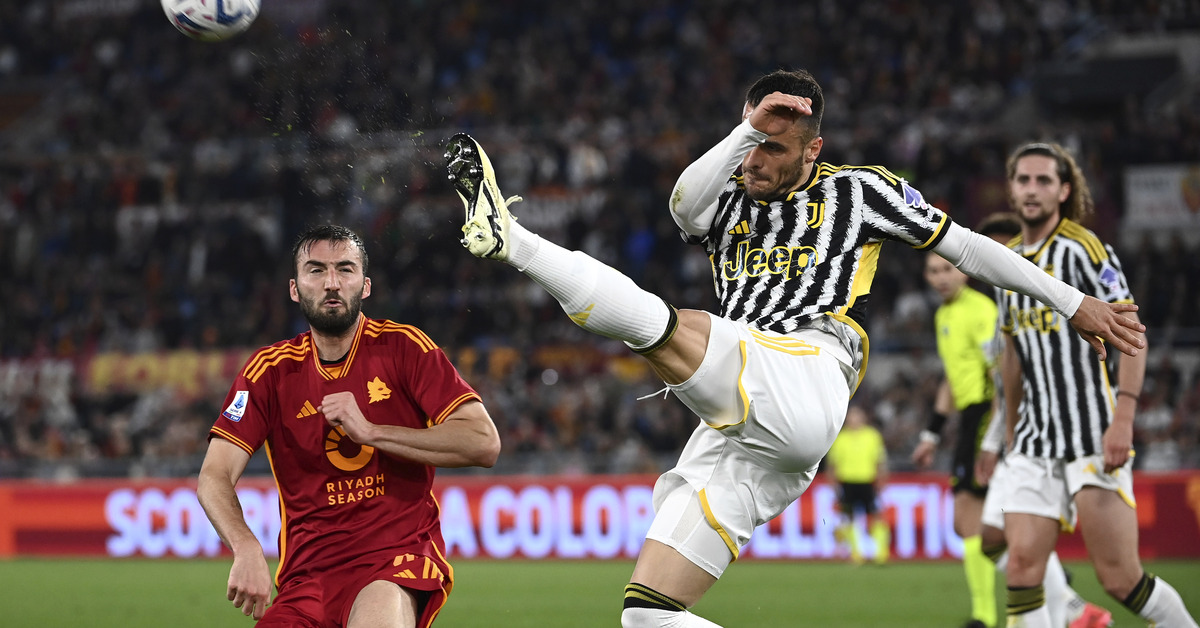 Filip Kostic Fenerbahçe için geliyor
