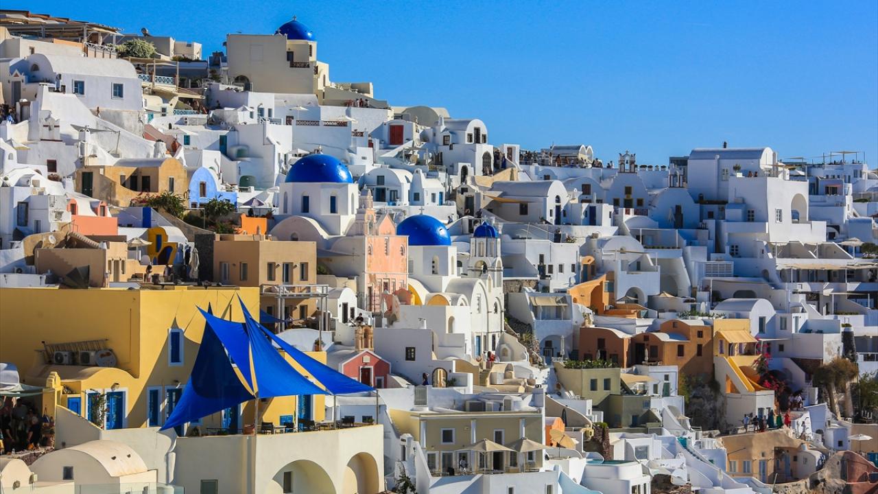 Ege’deki sismik hareketlilik nedeniyle yaklaşık 9 bin kişi Santorini Adası’nı terk etti