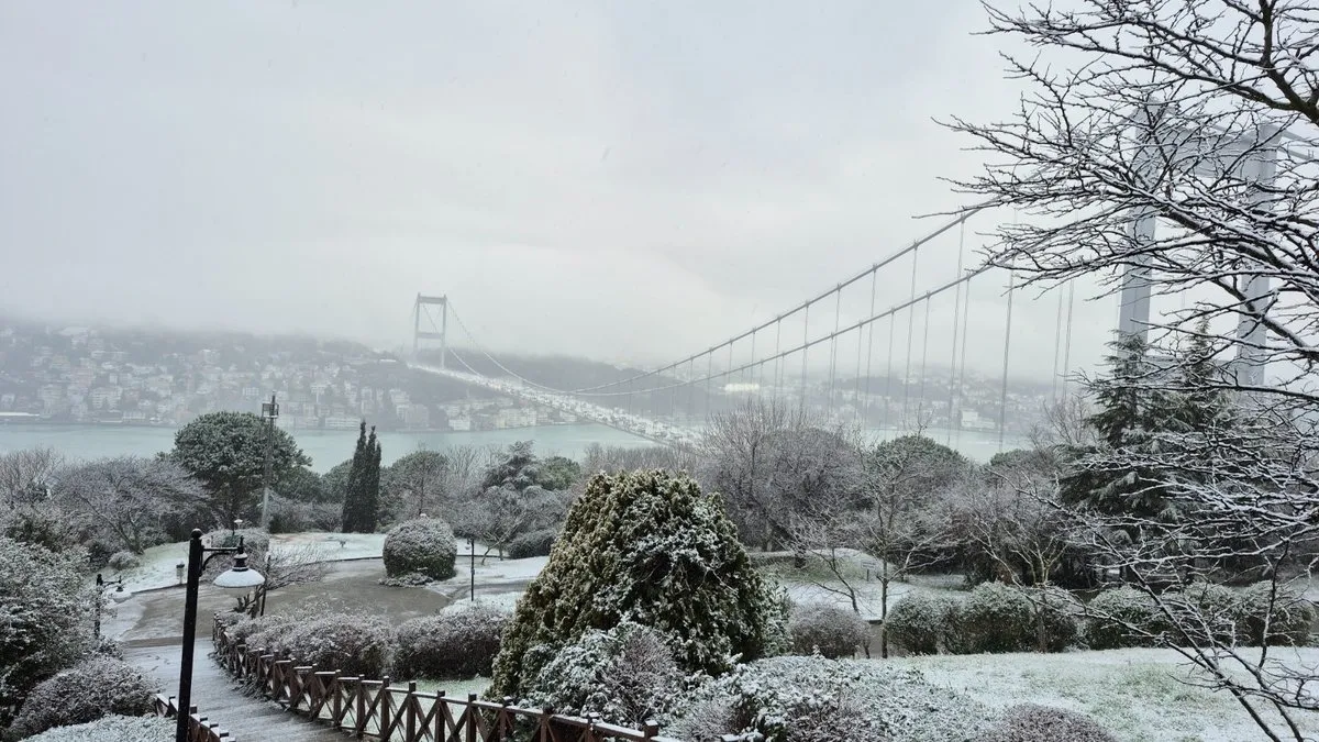 İstanbul güne karla uyandı: Bir yanda kartpostallık görüntüler bir yanda kazalar