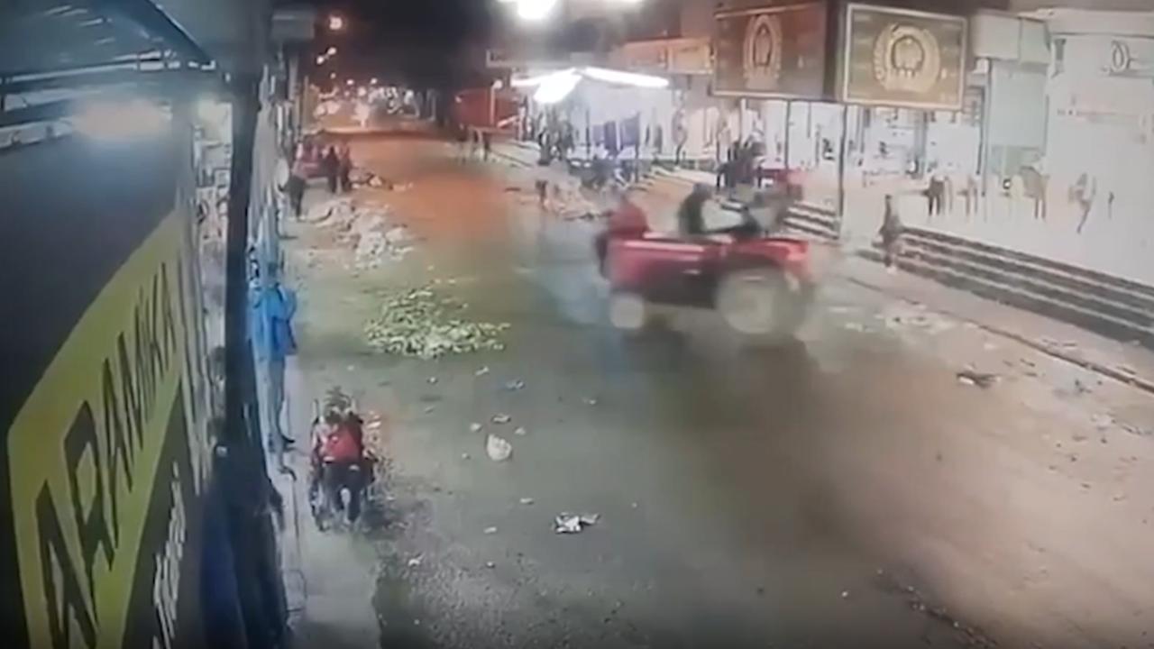 Adana’da traktör iş yerine daldı: O anlar kamerada