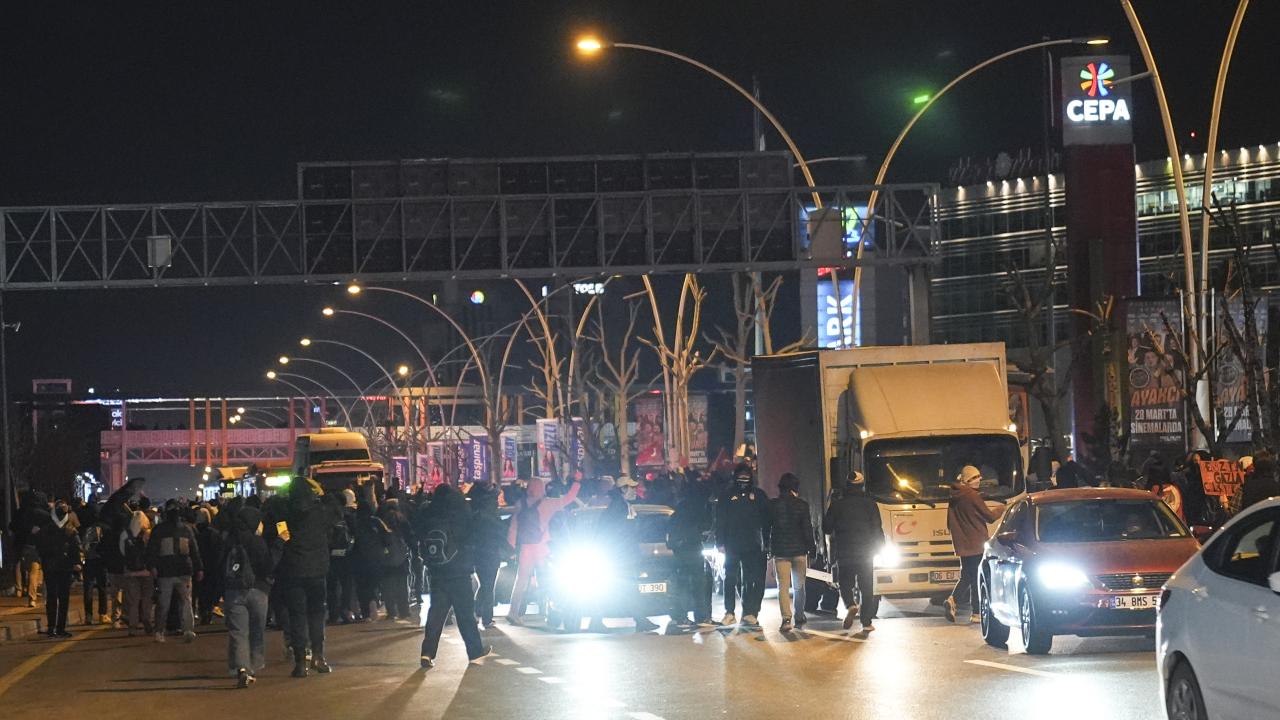 Başkentte izinsiz gösteriye müdahale eden 1 polis yaralandı