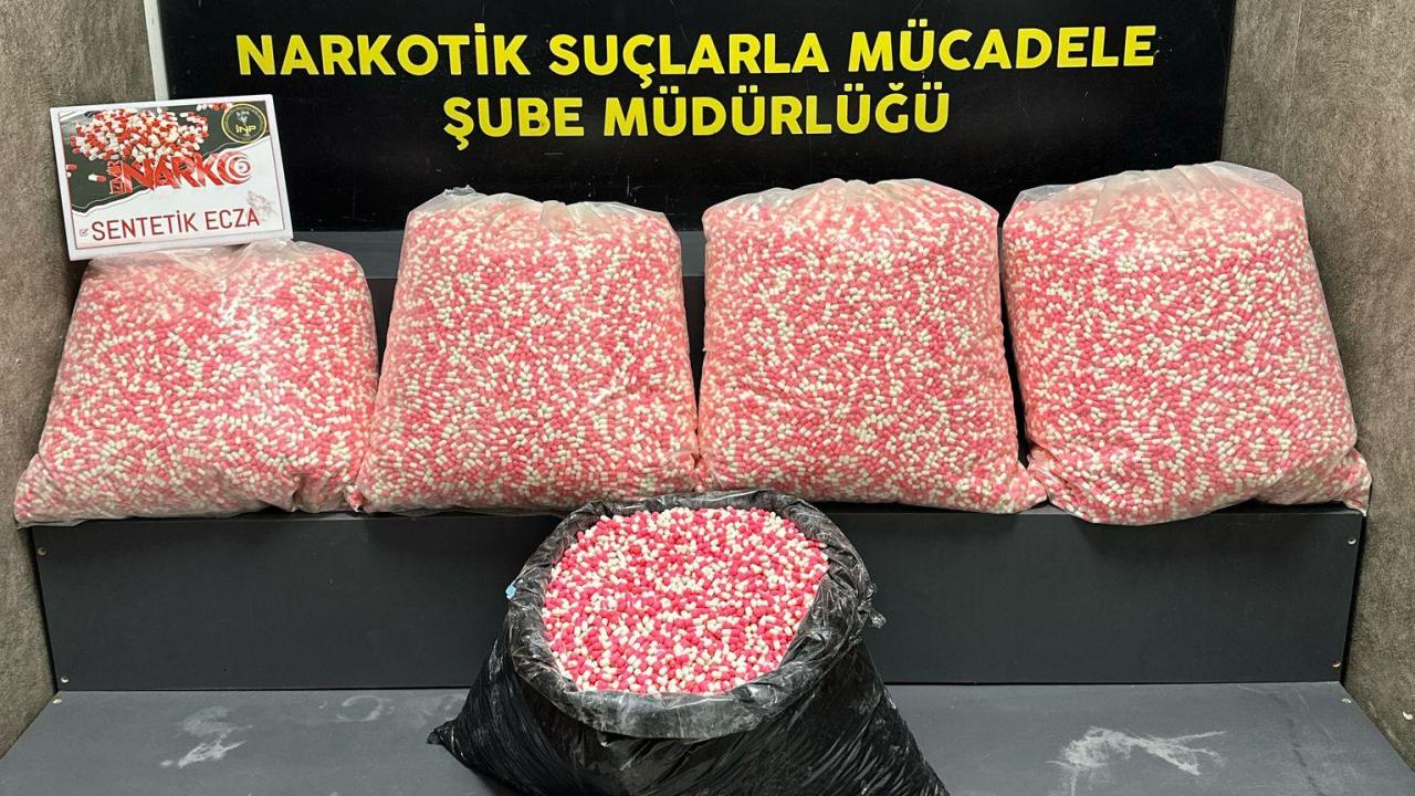 İzmir’de uyuşturucu operasyonu: 160 bin 940 sentetik ecza ele geçirildi
